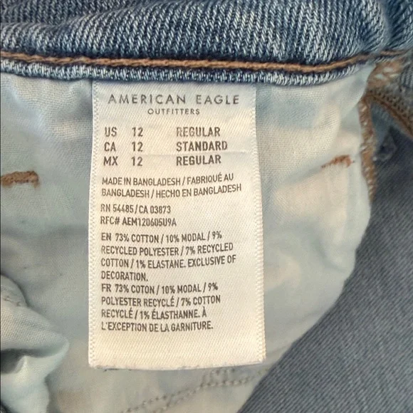 American Eagle Outfitters Light Wash Mom Jean - Picture 3 of 6